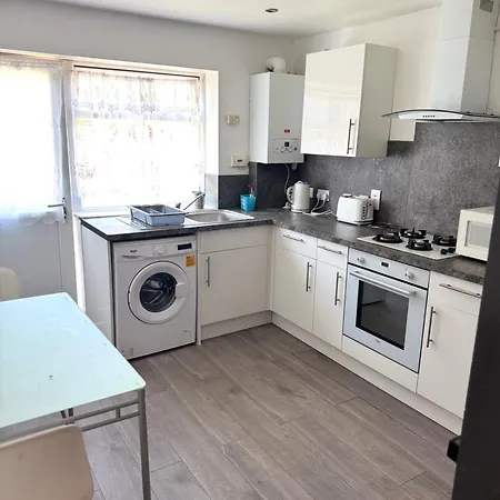 Barking Bliss-2 Bedroom,2 Bath, A Short Distance To Barking Station Buitenkant foto