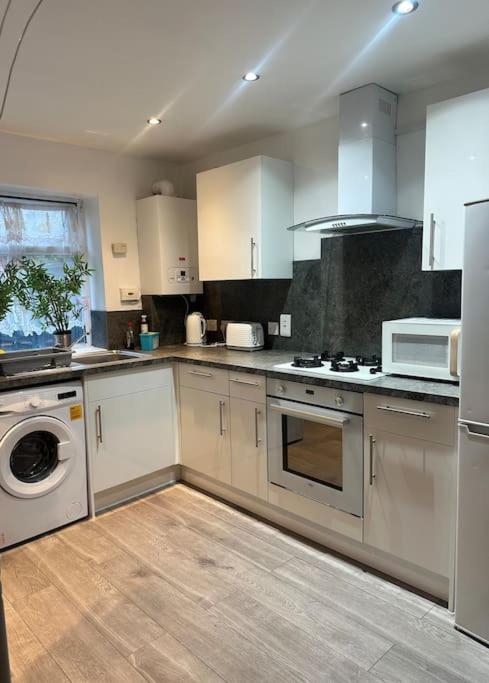 Barking Bliss-2 Bedroom,2 Bath, A Short Distance To Barking Station