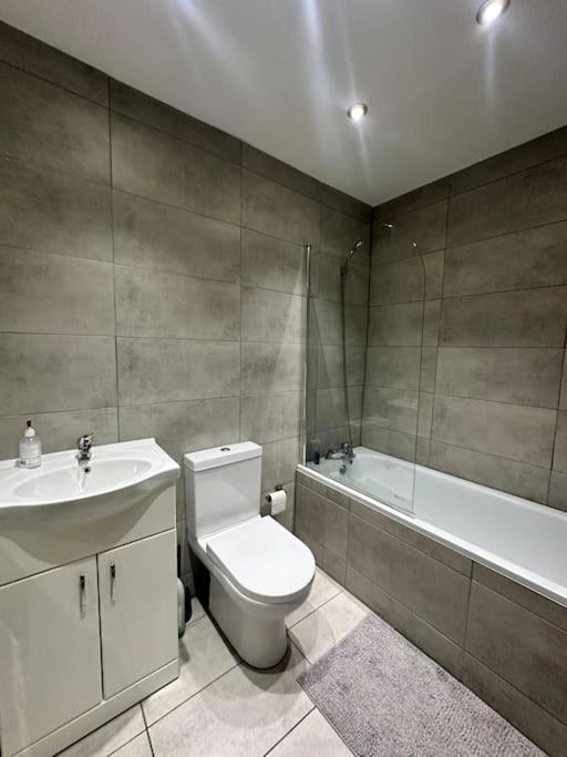 Barking Bliss-2 Bedroom,2 Bath, A Short Distance To Barking Station Apartment *