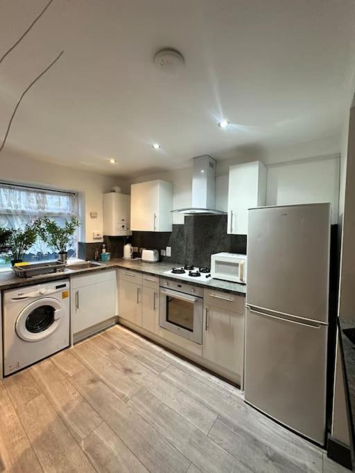 Apartment Barking Bliss-2 Bedroom,2 Bath, A Short Distance To Barking Station *