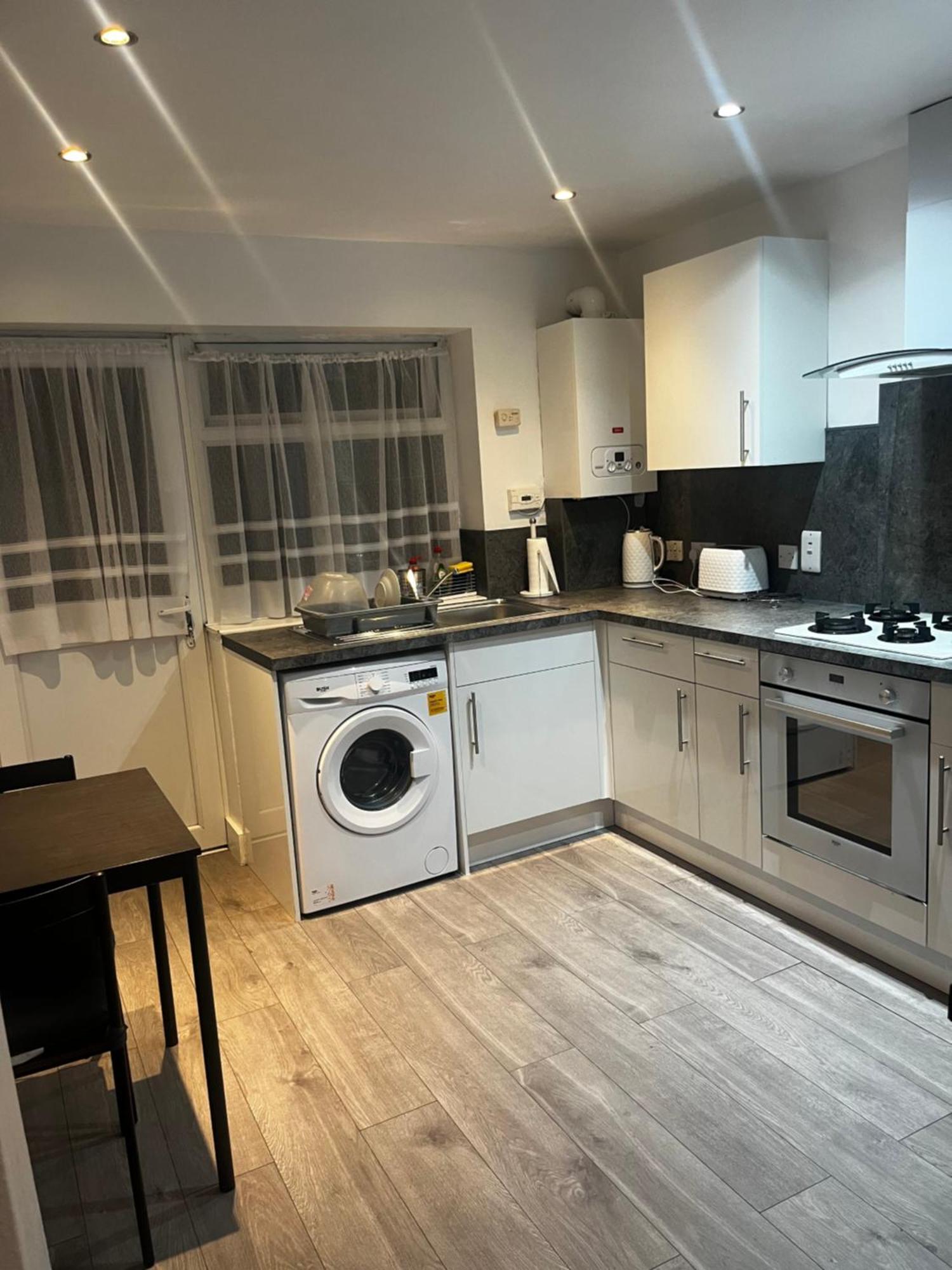 Barking Bliss-2 Bedroom,2 Bath, A Short Distance To Barking Station Apartment *